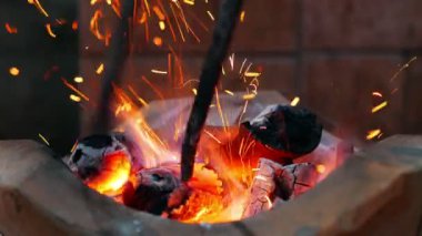 Geleneksel gıda Tayland hazırlanması için soba yanan kömür. Yüksek termal enerji sağlayan bir soba ile pişirme tüm evleri için popüler ve ekonomik.