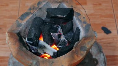 Geleneksel gıda Tayland hazırlanması için soba yanan kömür. Yüksek termal enerji sağlayan bir soba ile pişirme tüm evleri için popüler ve ekonomik.