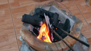 Geleneksel gıda Tayland hazırlanması için soba yanan kömür. Yüksek termal enerji sağlayan bir soba ile pişirme tüm evleri için popüler ve ekonomik.