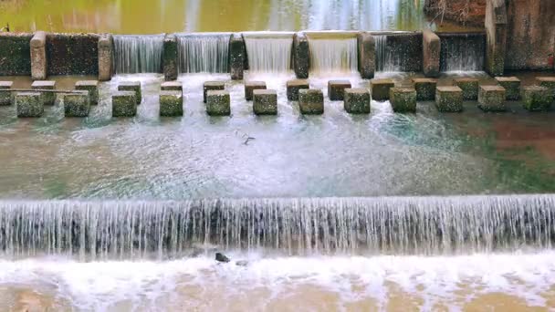 Escena continua de movimiento de agua de vertedero o presa para ralentizar el flujo de agua en el río. Hay zonas verdes frescas en Tailandia . — Vídeos de Stock