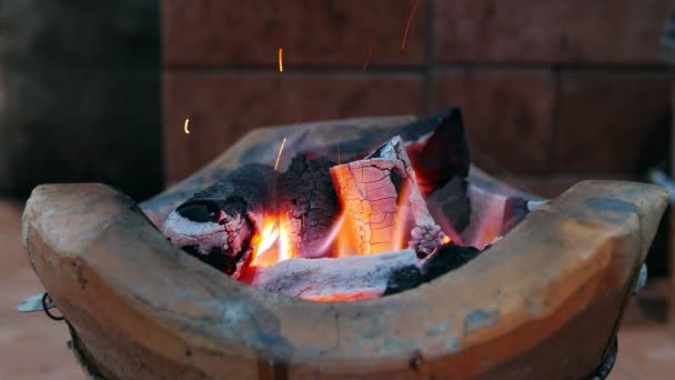 Płonący węglem w piecu za przygotowanie tradycyjnej żywności w Tajlandii. Jest to popularny dla wszystkich domów w kuchni z kuchenką, który zapewnia wysokiej energii cieplnej i ekonomiczne. — Wideo stockowe
