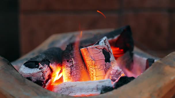 Brandende houtskool in de kachel voor het bereiden van traditionele voedsel van Thailand. Het is populair voor alle huizen in de keuken met een fornuis waarmee hoge thermische energie en economisch. — Stockvideo