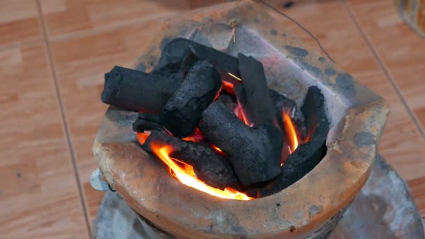 Hořící uhlí v kamna pro přípravu tradičních potravin z Thajska. To je populární pro všechny domy v kuchyni se sporákem, který zajišťuje vysokou tepelnou energii a ekonomické. — Stock video