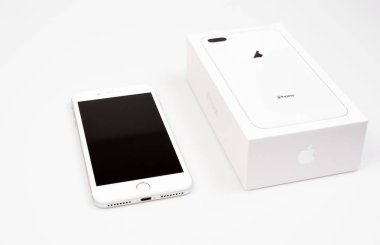 Bangkok, Tayland - Kasım 19, 2017:Brand yeni nesil Apple iPhone 8 artı kutusu beyaz arka plan üzerinde izole et. iPhone Smartphone dünyanın en popüler.