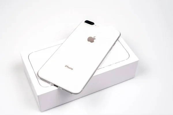 กรุงเทพฯ ประเทศไทย 19 พฤศจิกายน ค.ศ. 2017: Apple iPhone 8 รุ่นใหม่ล่าสุดพร้อมกล่องแยกบนพื้นหลังสีขาว iPhone เป็นที่นิยมมากที่สุดของสมาร์ทโฟนในโลก . — ภาพถ่ายสต็อก