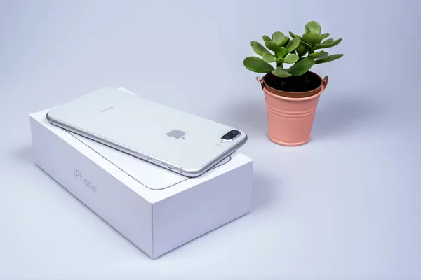 Bangkok, Thailandia - 19 novembre 2017: Nuova generazione di Apple iPhone 8 plus con box isolato su sfondo bianco con cactus. iPhone è più popolare di smartphone nel mondo . — Foto Stock