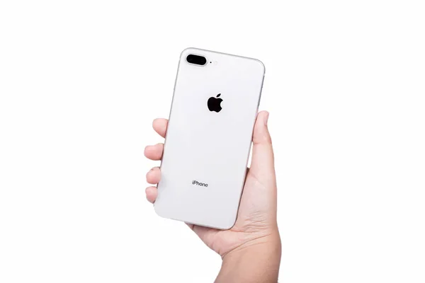 กรุงเทพฯ ประเทศไทย 19 พฤศจิกายน ค.ศ. 2017: Apple iPhone 8 รุ่นใหม่ล่าสุดพร้อมกล่องแยกต่างหากบนมือของผู้หญิงที่มีพื้นหลังสีขาว iPhone เป็นที่นิยมมากที่สุดของสมาร์ทโฟนในโลก . — ภาพถ่ายสต็อก