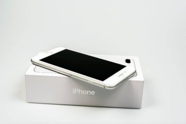 Bangkok, Tayland - Kasım 19, 2017:Brand yeni nesil Apple iPhone 8 artı kutusu beyaz arka plan üzerinde izole et. iPhone Smartphone dünyanın en popüler.