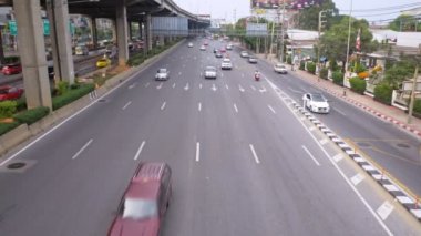 Bangkok, Tayland - 16 Nisan 2028: View Vibhavadi Rangsit Road ve Bangkok trafikte çok araba yollarda ve Binalar yolda vardır.