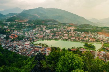 Tepe şehrin Sapa City güneşli ışık, Vietnam, manzara havadan görünümü