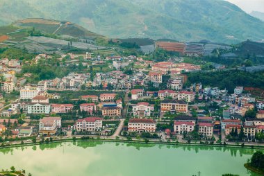 Tepe şehrin Sapa City güneşli ışık, Vietnam, manzara havadan görünümü