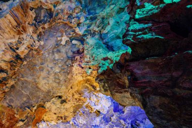 Hang Sung Sot mağara dünya mirası Halong Bay, Vietnam içinde renkli