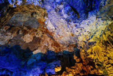 Hang Sung Sot mağara dünya mirası Halong Bay, Vietnam içinde renkli