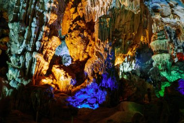 Hang Sung Sot mağara dünya mirası Halong Bay, Vietnam içinde renkli