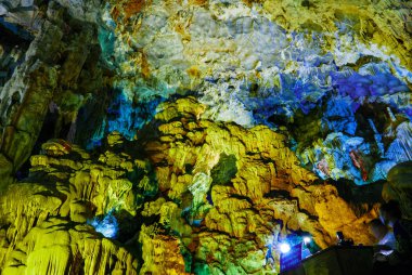 Hang Sung Sot mağara dünya mirası Halong Bay, Vietnam içinde renkli