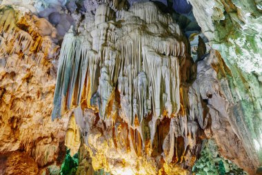 Hang Sung Sot mağara dünya mirası Halong Bay, Vietnam içinde renkli