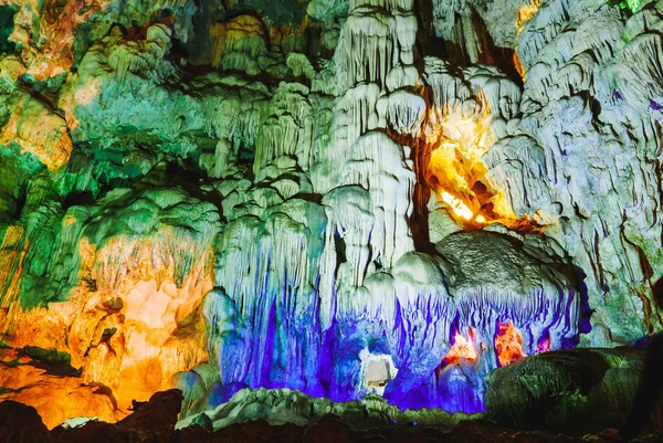 Coloré à l'intérieur de la grotte Hang Sung Sot site du patrimoine mondial dans la baie d'Halong, Vietnam — Photo