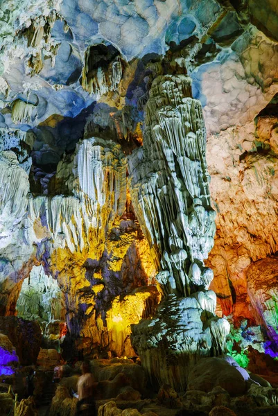 Coloré à l'intérieur de la grotte Hang Sung Sot site du patrimoine mondial dans la baie d'Halong, Vietnam — Photo