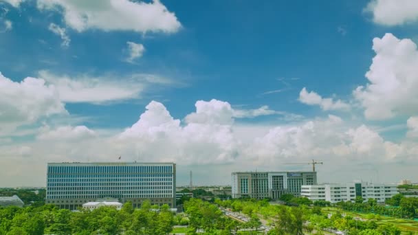 2019年5月1日 Timelapse 风景秀丽的行政法院和建筑混凝土建筑在背景移动的云彩和前面许多树在曼谷 — 图库视频影像