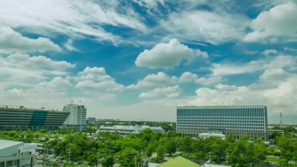 2019年5月1日 Timelapse 风景秀丽的行政法院和建筑混凝土建筑在背景移动的云彩和前面许多树在曼谷 — 图库视频影像