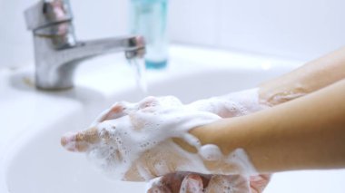 Sağlık temizliği kavramı ve Coronavirus veya COVID-19 salgını önleme sabun ve sıcak su ovma parmakları sıklıkla yıkama veya el dezenfektanı jeli kullanma