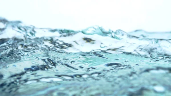 Soyut suyun yumuşak bulanık odağı çerçeveyi su damlasıyla doldurur ve beyaz arkaplanda bir hava kabarcığıyla sıvıyı sallar ve boşluğu kopyalar.