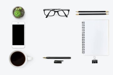 Üst manzaralı beyaz ofis masası.