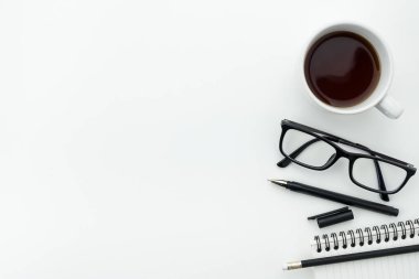 Üst manzaralı beyaz ofis masası.