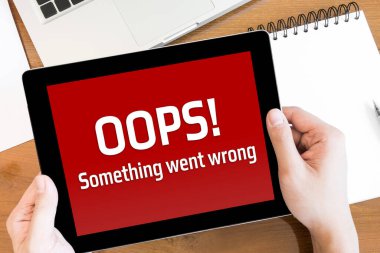 Bir adam ekranında uyarı metinleri olan bir tablet tutuyor. Tablet uygulama kavramında hata.