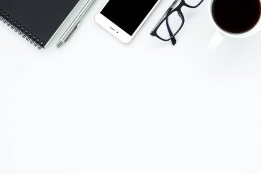 Üst manzaralı beyaz ofis masası.