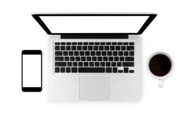 Laptop, akıllı telefon ve bir fincan kahve beyaz arka planda izole edilmiştir. Üst manzara, düz uzanma.
