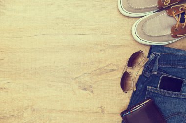 İnsan kıyafetinin ve aletlerin klasik görüntüsü. Kopyalama alanı olan üst görünüm, düz yatay.