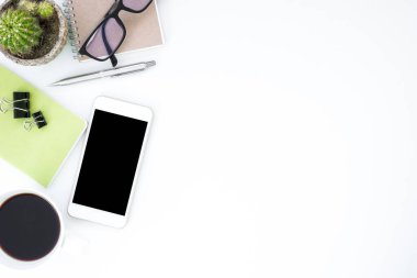 Üst manzaralı beyaz ofis masası.