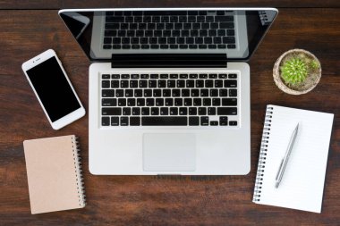 Ahşap ofis masa üstü görünümü