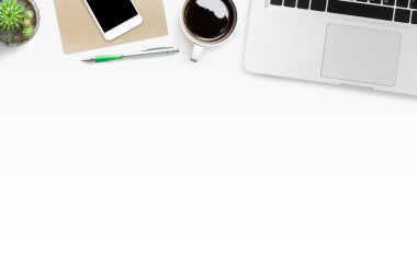 Beyaz ofis masası, beyaz akıllı telefon, boş ekran, defter, dizüstü bilgisayar ve malzemeler..