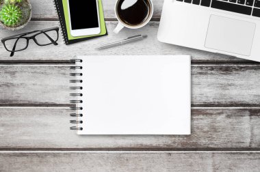 Ahşap ofis masa üstü görünümü