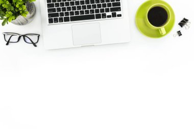 Laptop, kahve ve malzemelerle dolu beyaz ofis masası. Kopyalama alanı olan üst görünüm, düz yatay.