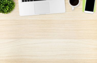 Ahşap ofis masa üstü görünümü