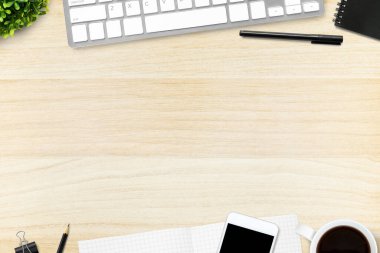 Ahşap ofis masası, malzeme dolu. Kopyalama alanı olan üst görünüm, 