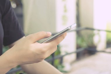 Kadın akıllı telefon kullanıyor..