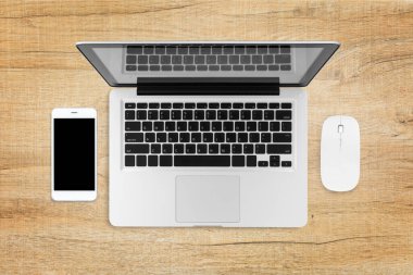 Ahşap ofis masa üstü görünümü