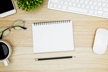Ahşap ofis masa üstü görünümü