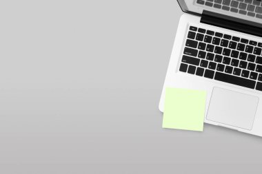 Işık arkaplanı üzerine yapışkan notlu dizüstü bilgisayar 