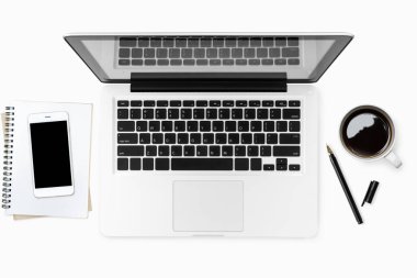 Beyaz ofis masası, beyaz akıllı telefon, boş ekran, defter, dizüstü bilgisayar ve malzemeler..