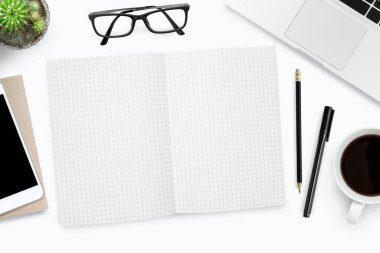 Beyaz masadaki boş çizgiler defter sayfası. Üst manzara, düz uzanma.
