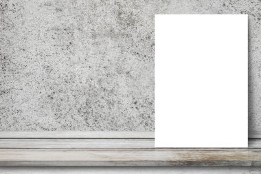 Ahşap masada beyaz maket posteri.