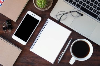 Ahşap ofis masa üstü görünümü