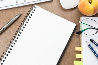 Ahşap ofis masa üstü görünümü