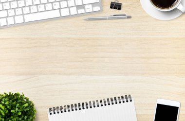 Ahşap ofis masası, malzeme dolu. Kopyalama alanı olan üst görünüm, düz yatay.