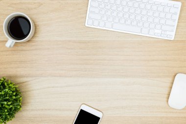 Minimum ahşap masa ve bilgisayar gereçleri. Kopyalama alanı olan üst görünüm, düz yatay.